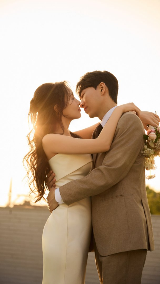 신랑 신부 이름 맞춤 인트로 손글씨 청첩장 예시 (가로형)